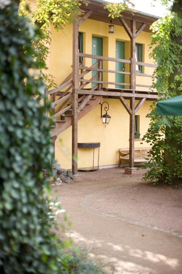 Gasthaus Und Pension "Zum Hauenden Schwein" Woerlitz Exterior photo